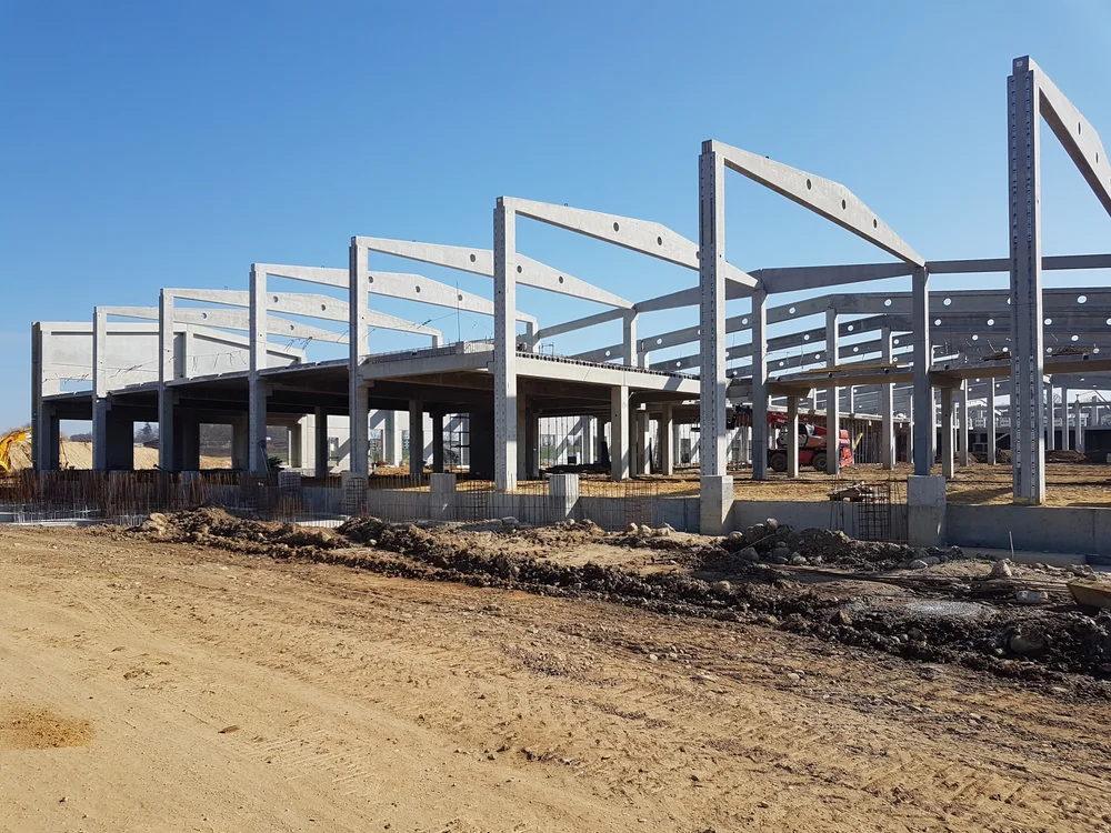Assembly of a precast reinforced concrete hall structure